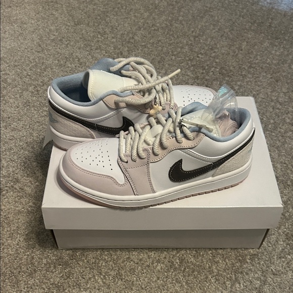 Nike Women’s Air Jordan 1 Low - Picture 1 of 2